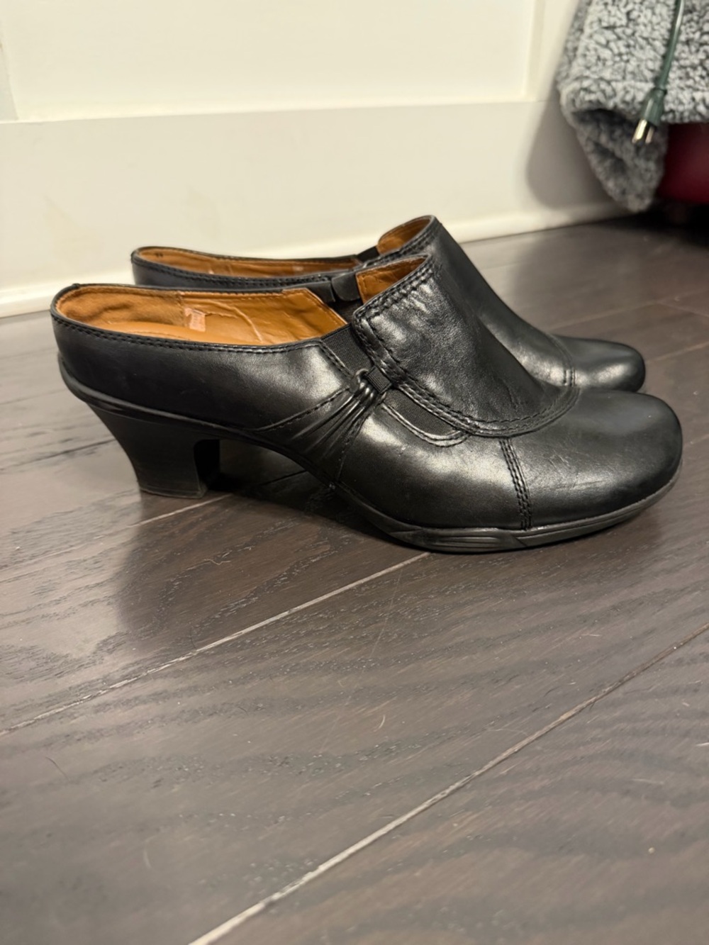 Earth Spirit Black Leather Slip-On Heeled Mules